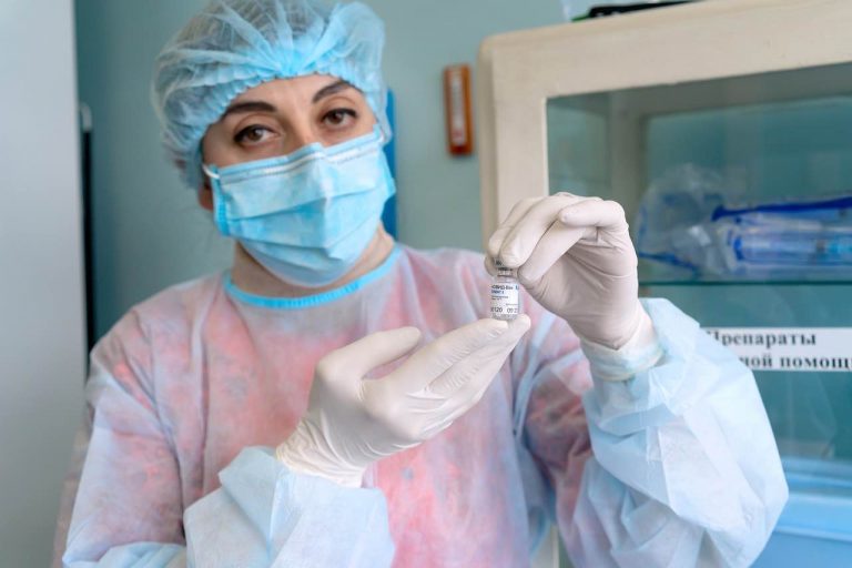 3er dosis de Pfizer neutraliza a Ómicron