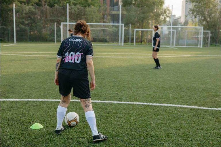 HBO Max en alianza con Blue Women Pink Men inauguran cancha de futbol
