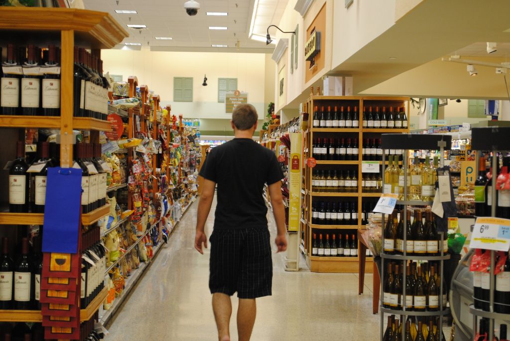 Trabajadores de supermercado enfrentan altos riesgos en salud mental