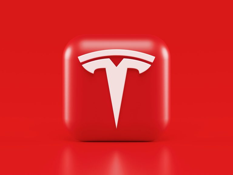 Más demandas por acoso sexual en Tesla