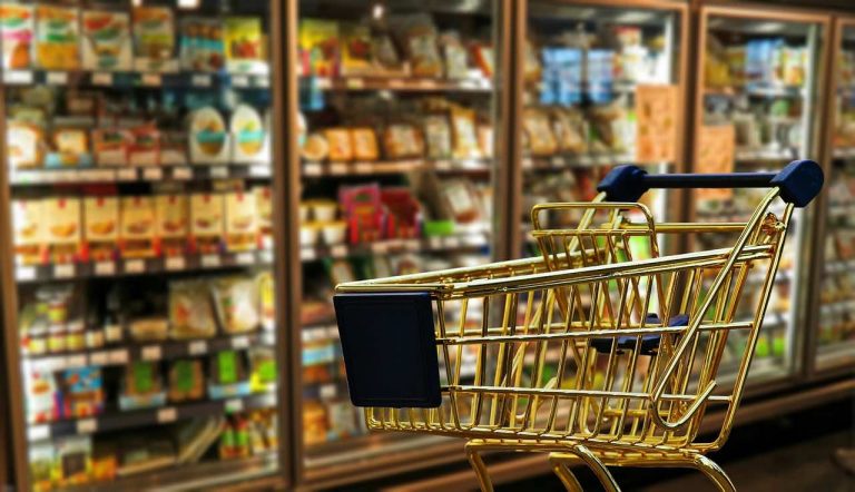 Trabajadores de supermercado enfrentan altos riesgos de salud mental