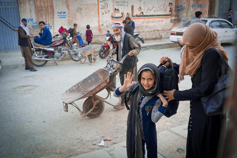 Banco Mundial bloquea fondos a Afganistán por prohibición de educación para niñas