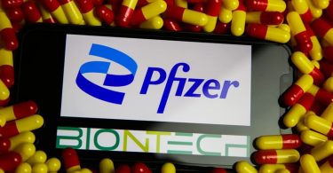 Donar ganancias o retirar operaciones: La decisión de Pfizer en Rusia