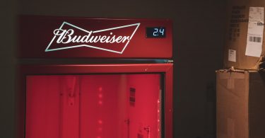 Budweiser se pone corriente… conectará bares con energía renovable