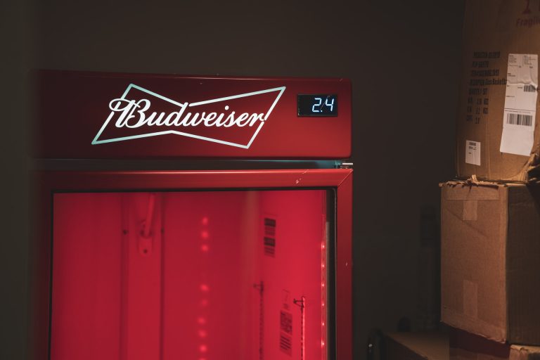 Budweiser se pone corriente… conectará bares con energía renovable