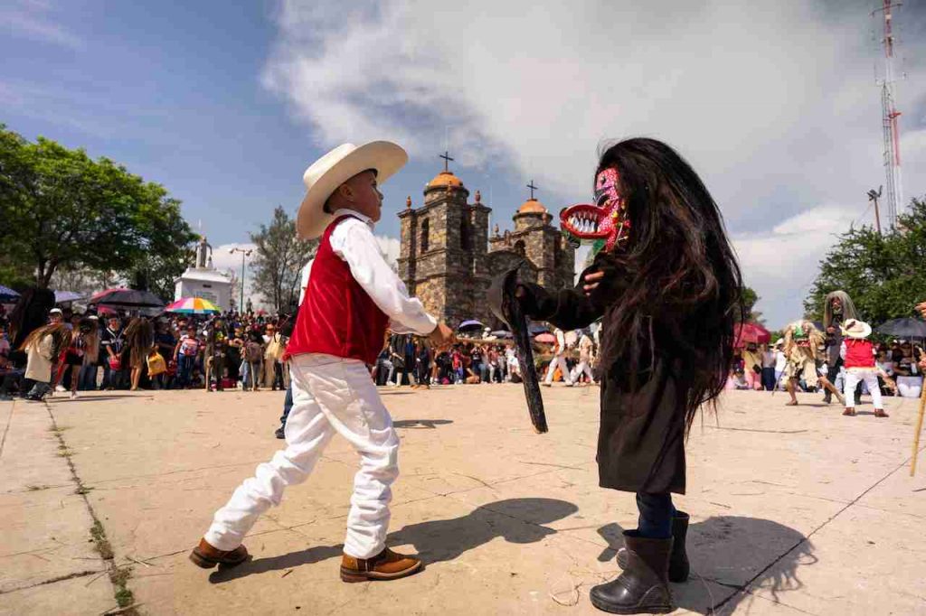 pagan menos a indígenas