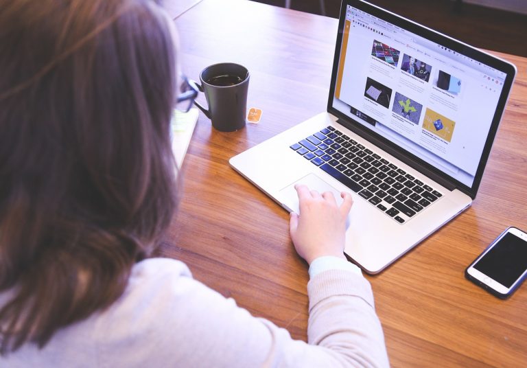 Fomentan inclusión femenina en ciberseguridad, Minsait y Womcy