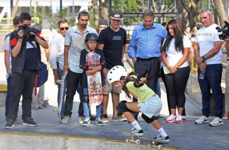 personas_observando_niña_patinar