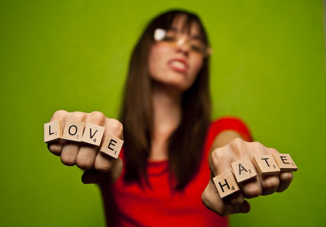 chica-llama-al-no-odio-