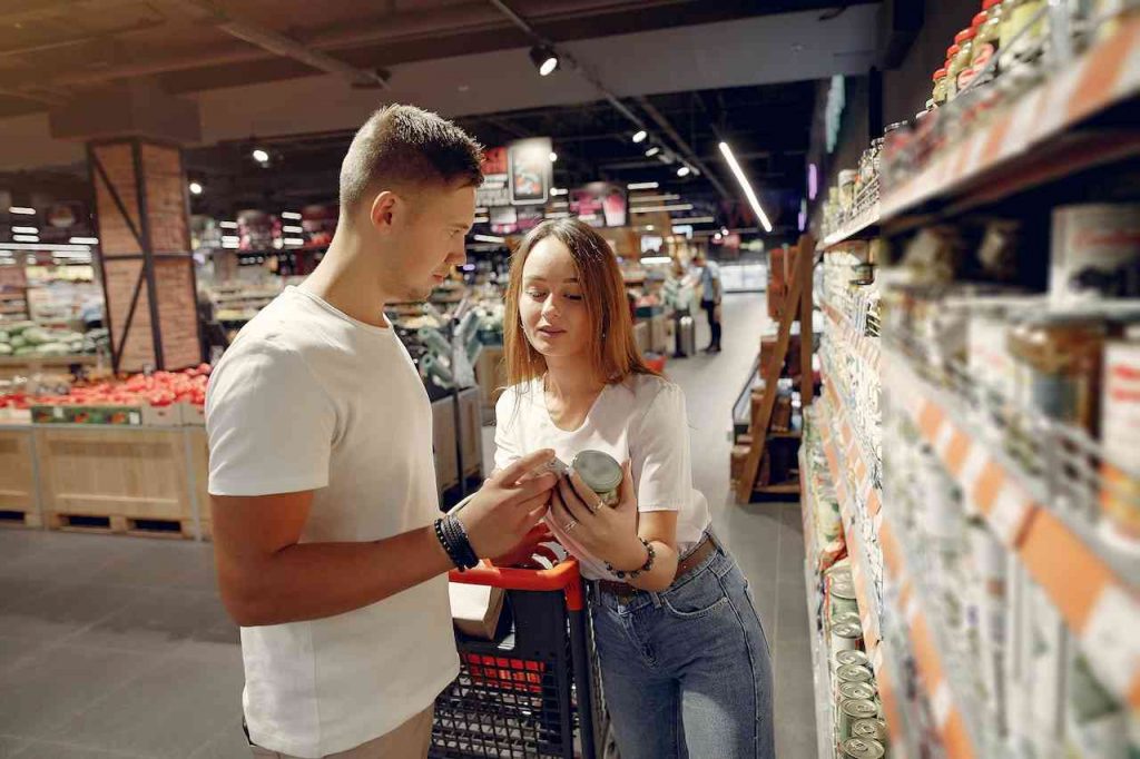 personas-en-supermercado-comprando-