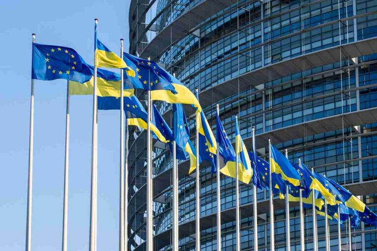La vicepresidenta del Parlamento Europeo, Eva Kaili, removida por corrupción, Qatar envuelto