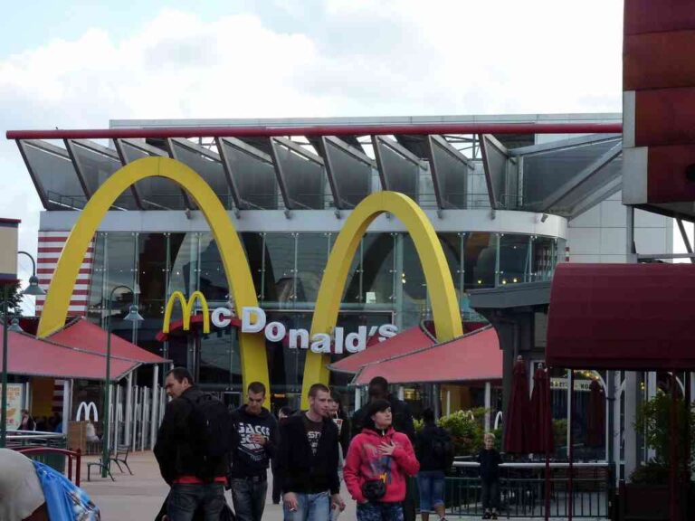 Ex-CEO de McDonald’s pagará multa de 400 mil USD por presunto engaño 