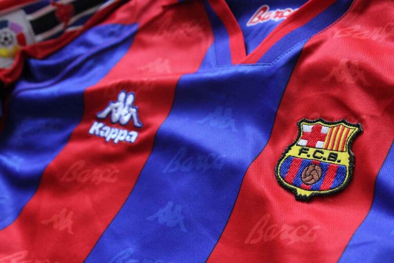 Jugadores del Barça se ponen la camiseta del Benestar Pediàtric
