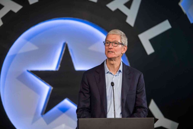 Apple disminuye el salario de Tim Cook; ¿decisión responsable?