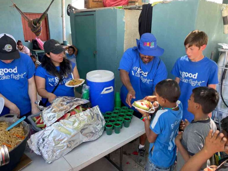 American Airlines renueva parque infantil en Honduras junto con Carter’s Kids y Honduras Compassion Partners