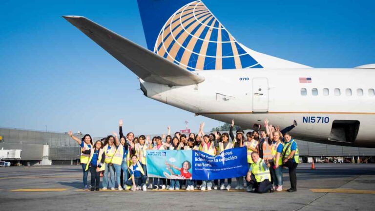 United Airlines presenta el mundo de la aviación para inspirar a las niñas