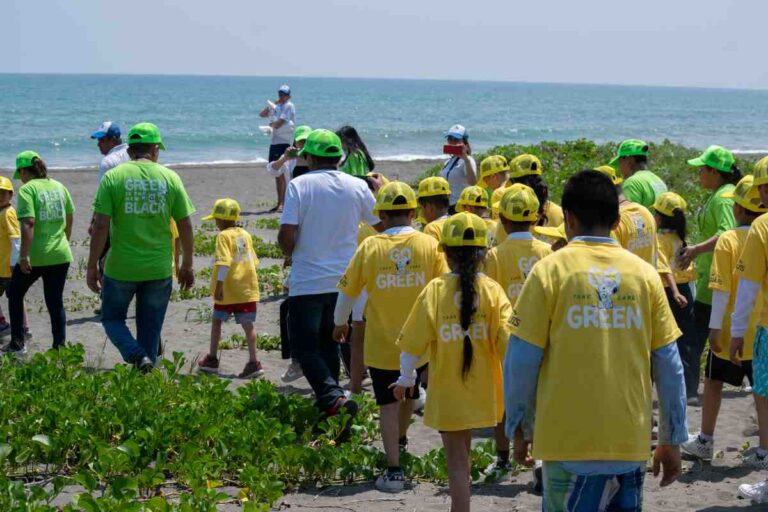 Snoopy y Fundación Yepez invitaron a niñas y niños a limpiar la playa El Raudal en Veracruz