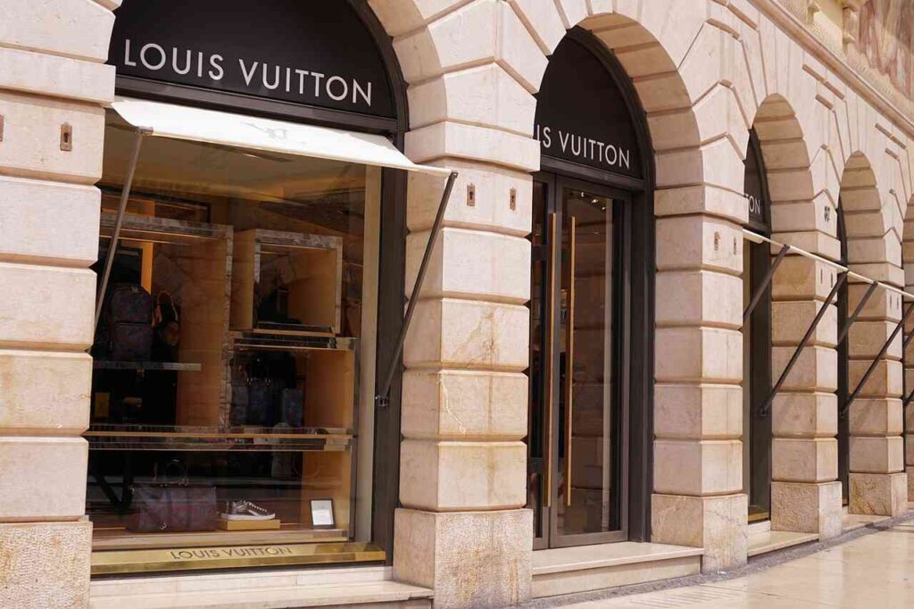Activistas contra Louis Vuitton en París