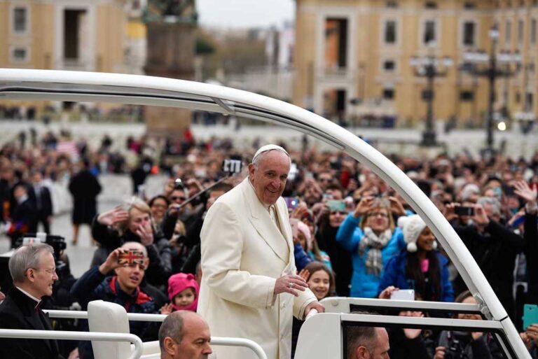 Papa pide acelerar transición a renovables