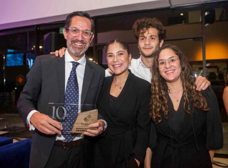Universidad Anáhuac entrega el Premio Impulsa al Líder Social del Año a Juan Manuel Rosas Pérez de Fundación Gigante