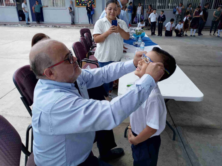 Ford de México sigue impulsando la educación de México por medio de donación de lentes