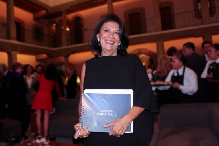 Marta Mejía, Fundadora y Directora General de Zimat Consultores, recibe el Reconocimiento Especial a la Trayectoria Empresarial por el Consejo de la Comunicación