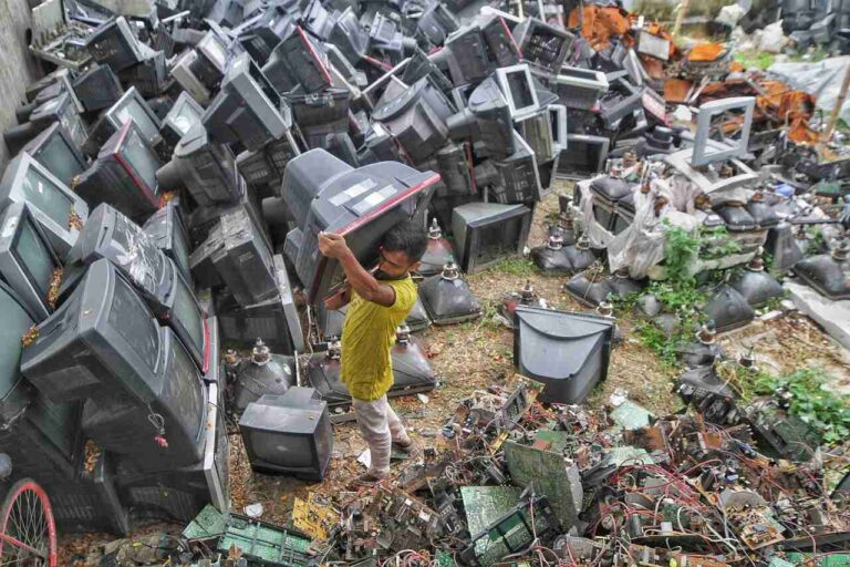 Basura electrónica aumenta más rápido que su reciclaje: ONU