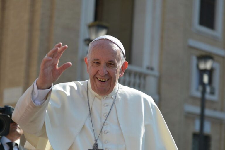 Papa Francisco pide que se garanticen derechos humanos de las mujeres