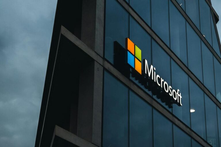 Microsoft firma mayor contrato corporativo del mundo para eliminar carbono