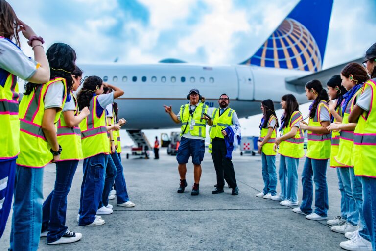 United Airlines inspira a las niñas a volar en el “Día de las Niñas en la Aviación”