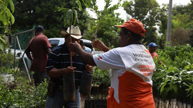 World Vision México impulsa la educación ambiental reverdeciendo Acapulco y fortaleciendo la Ecoternura