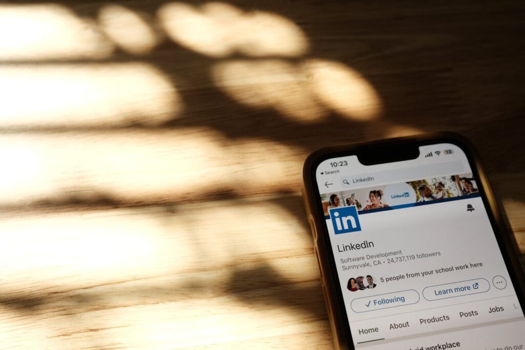 LinkedIn acusado de exponer información de usuarios para IA