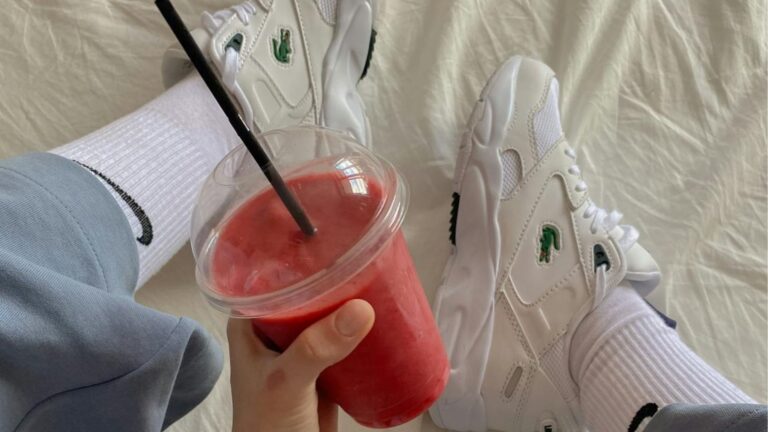 Lacoste y Someone Somewhere presentan una tote bag con propósito, intervenida a mano por artesanas mexicanas