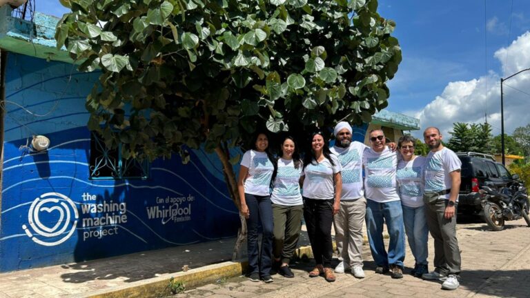 Whirlpool Corporation transforma el lavado a mano con The Washing Machine Project