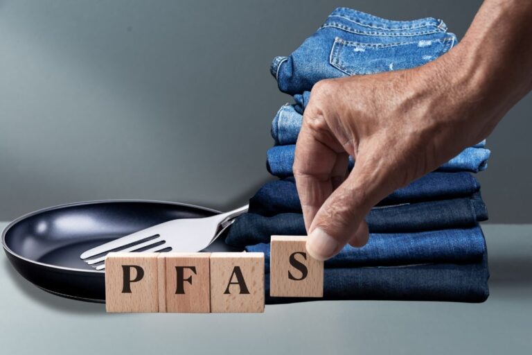 ¿Tus jeans o sartenes están cambiando tu actividad genética? Esto dice un estudio sobre los PFAS