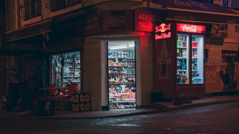 Coca-Cola® rinde homenaje a los pequeños negocios que le dan sabor a la cultura mexicana a través de “Sombras de Rojo”