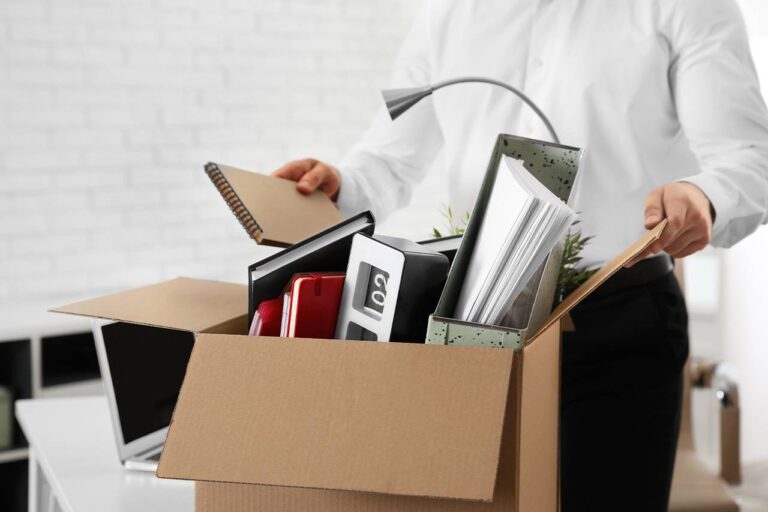 ¿Cuál es el impacto social de los despidos masivos y cómo manejarlos?