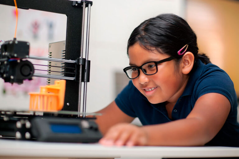 Cómo las empresas pueden impulsar la educación STEM en comunidades vulnerables