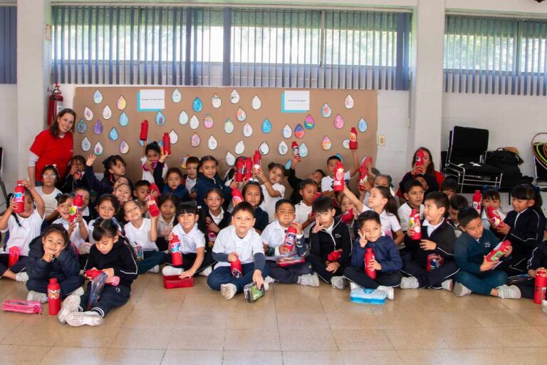 Corporativo Kosmos fomenta el consumo de agua y termos reutilizables en este regreso a clases