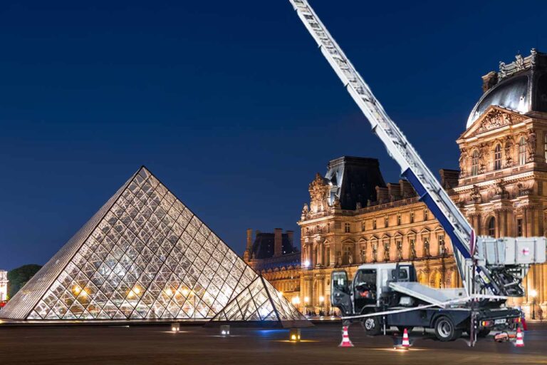Compañía de grúas del robo del Louvre aprovecha incidente para crear publicidad