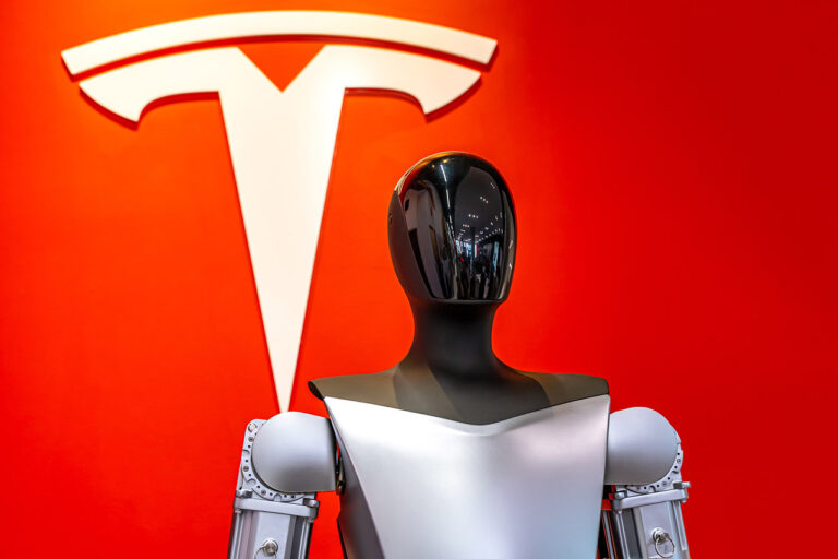 Musk afirma que el robot Optimus podría erradicar la pobreza en el mundo