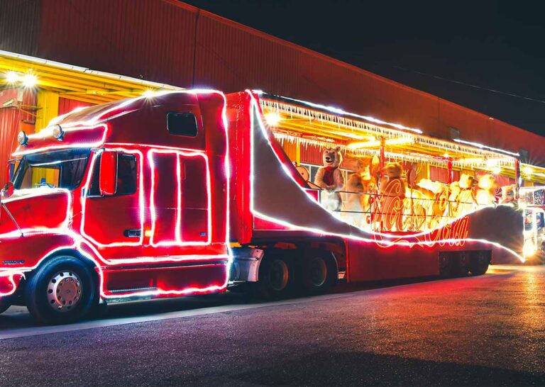 Coca-Cola en la mira: piden detener sus Caravanas Navideñas
