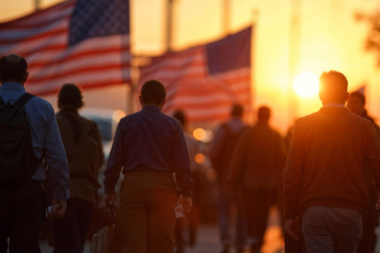 Nueva pausa migratoria de EE.UU. a 19 países: ¿qué significa para quienes buscan protección humanitaria?