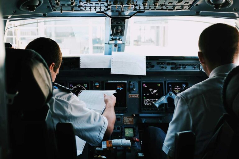 “Si no mientes, no vuelas”: aerolíneas presionan a pilotos a esconder su salud mental