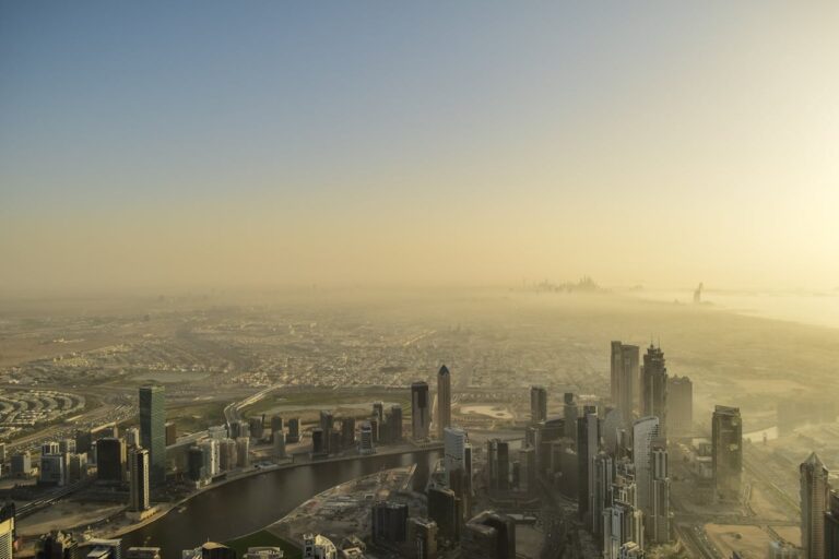 Reducir la huella del cuidado: el desafío climático del sistema de salud en América Latina 