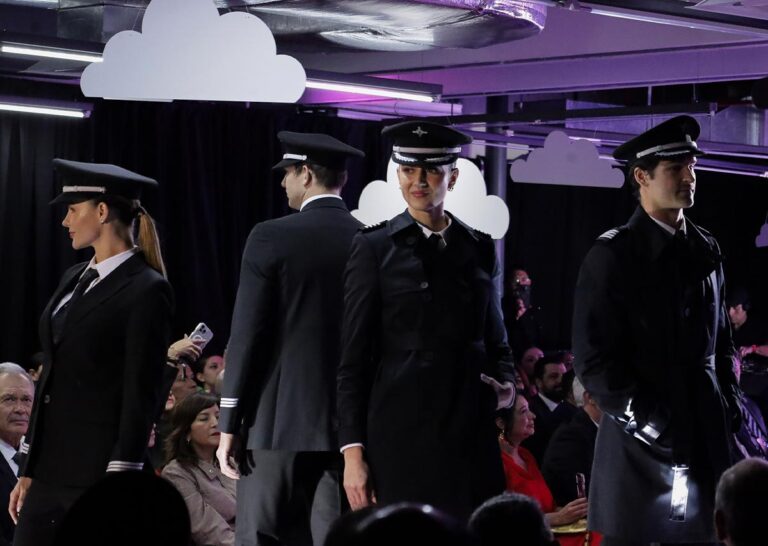 Volaris celebra 20 años, rediseñando los uniformes de sus Embajadores y dando nueva vida a los anteriores con un modelo de economía circular