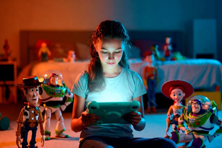 ¿Cuál es el impacto de la tecnología en las niñas? ‘Toy Story 5’ lo pone sobre la mesa 