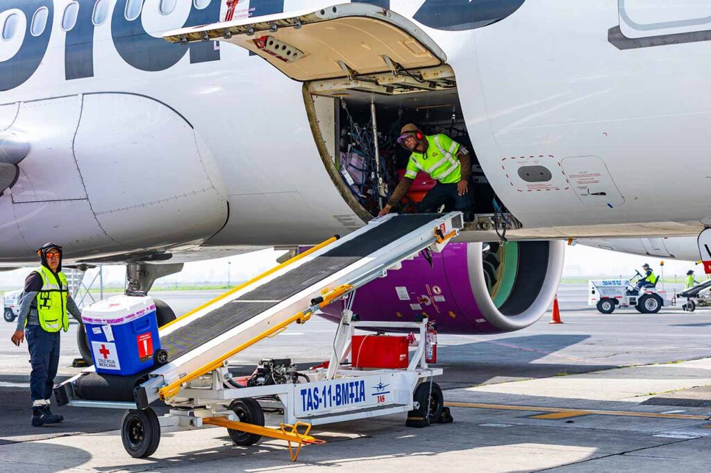 Volaris y Cruz Roja
