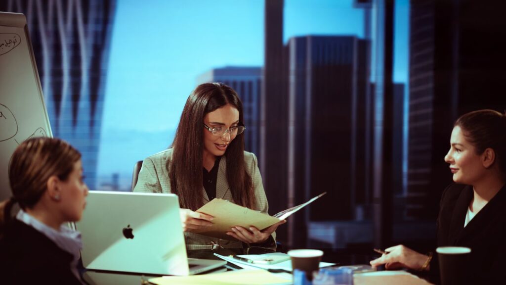 mujeres en puestos de liderazgo