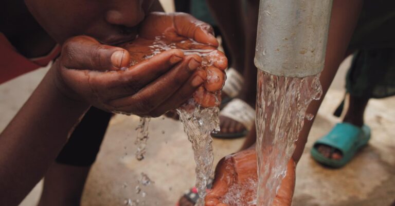 Veolia aseguró el acceso de agua potable para 14.9 millones de persona